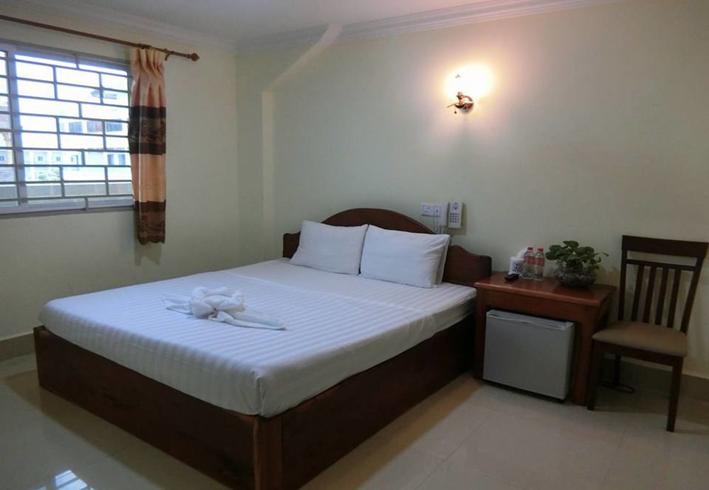 First Hotel Battambang Bagian luar foto