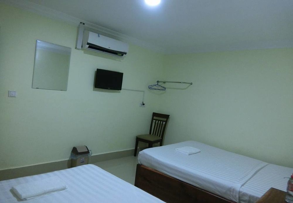 First Hotel Battambang Bagian luar foto
